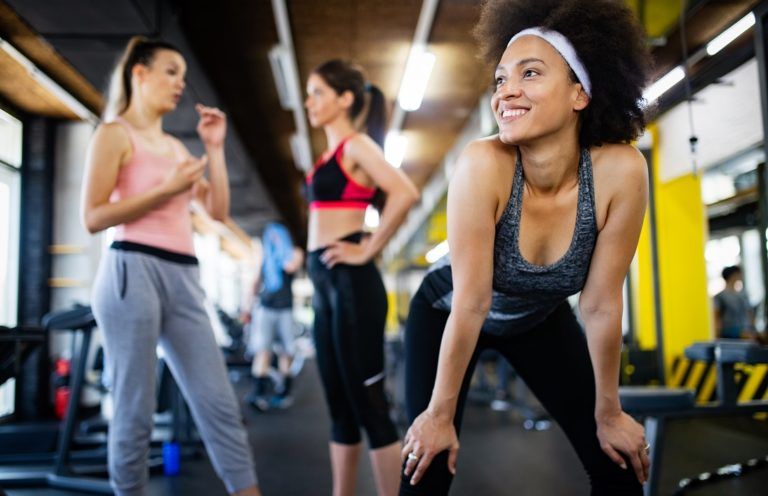 group of sportive people in a gym training YDJ3XCU 768x496