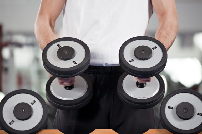 man lifting weights in fitness gym P7YFMXK 7 768x512