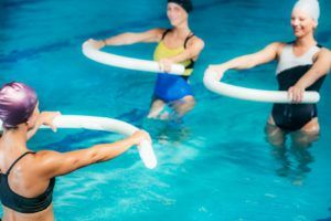 water aerobics class group of women exercising WRAJ67K 1 300x200